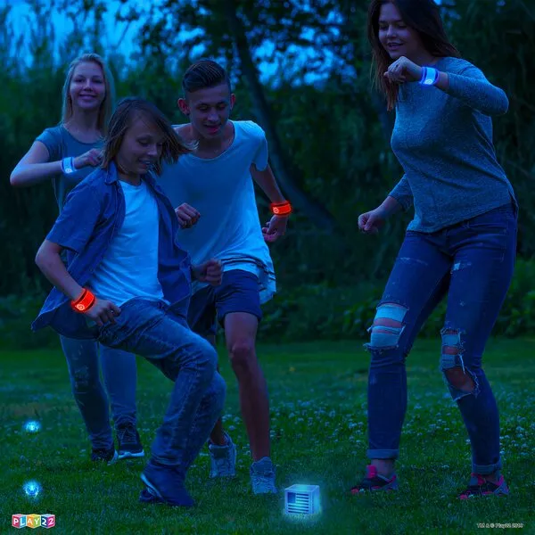 Play22 American Capture The Flag Glow in The Dark Game - Capture The Flag Game Up to 14 Players - Capture The Flag Set includes 14 Bands, 16 Team Lights, 2 Flags - Great Outdoor Gift - Original